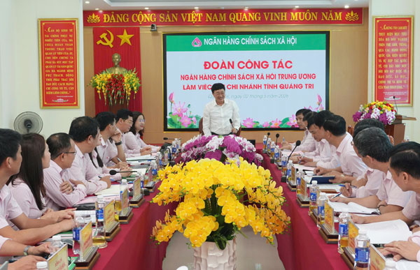 Tổng Giám đốc Dương Quyết Thắng và các thành viên đoàn công tác NHCSXH Trung ương làm việc với chi nhánh NHCSXH tỉnh Quảng Trị
