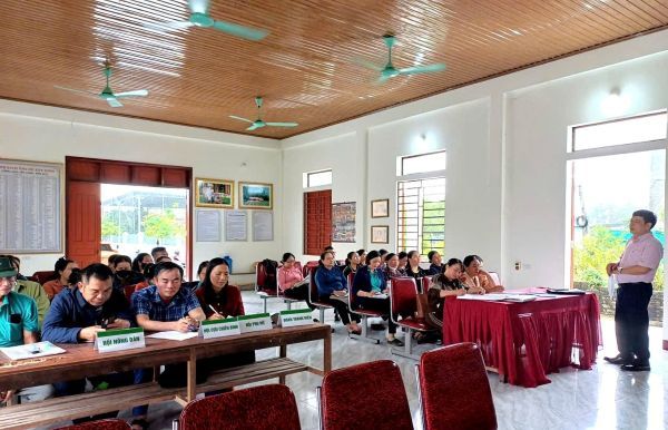 Lãnh đạo Phòng giao dịch NHCSXH Quỳnh Lưu kiểm tra, nắm bắt tình hình hoạt động tại điểm giao dịch