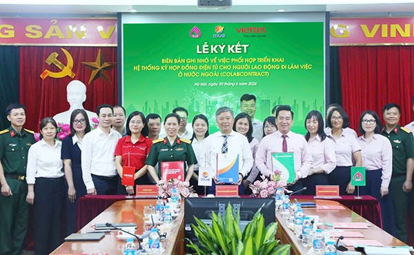 Đại diện lãnh đạo NHCSXH, Trung tâm Lao động ngoài nước và Viettel Hà Nội thực hiện ký kết biên bản ghi nhớ 