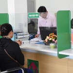 Người dân đến làm thủ tục giải ngân vốn vay tại Phòng giao dịch NHCSXH Mộ Đức