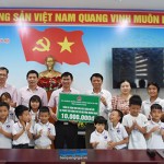 Đại diện chi nhánh NHCSXH tỉnh trao số tiền 10 triệu đồng cho Trung tâm Công tác xã hội tỉnh