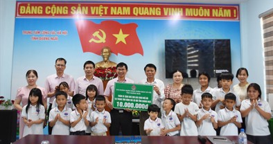 Quảng Ngãi trao tặng quà cho trẻ em mồ côi