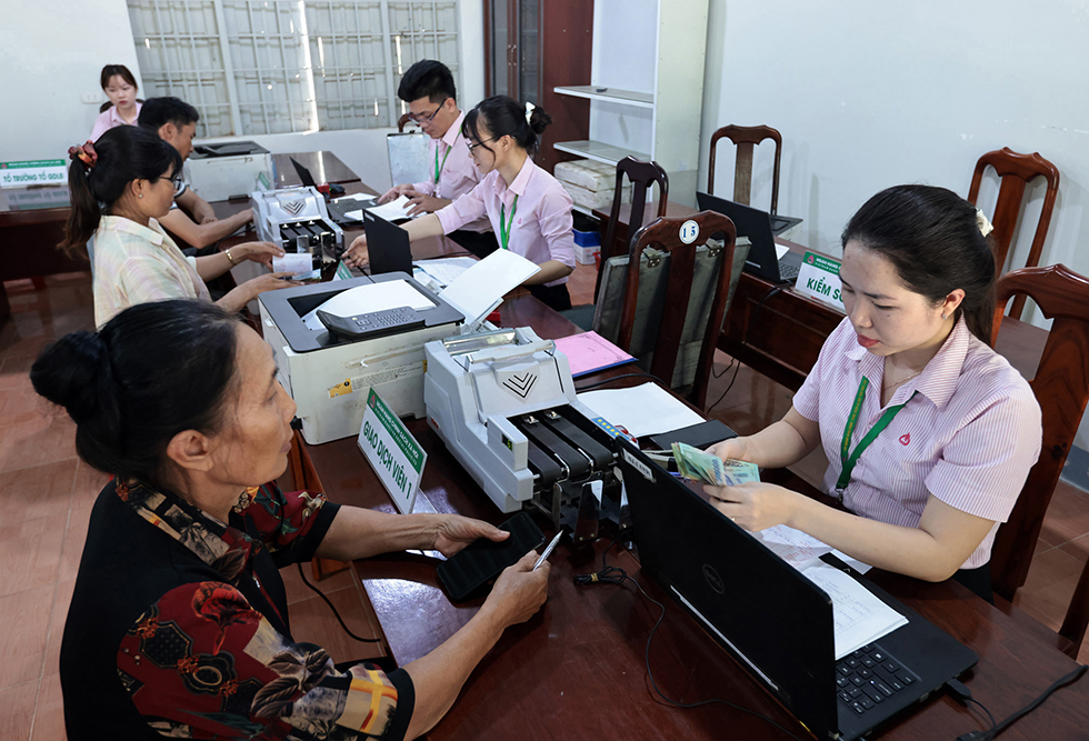 Người dân xã Ea Súp nhận nguồn vốn giải ngân ưu đãi tại điểm giao dịch Cư M’Lan
