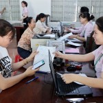 Cán bộ NHCSXH tuyên truyền, hướng dẫn người dân tiếp cận thông tin tín dụng chính sách một cách đầy đủ, chính xác tại các phiên giao dịch