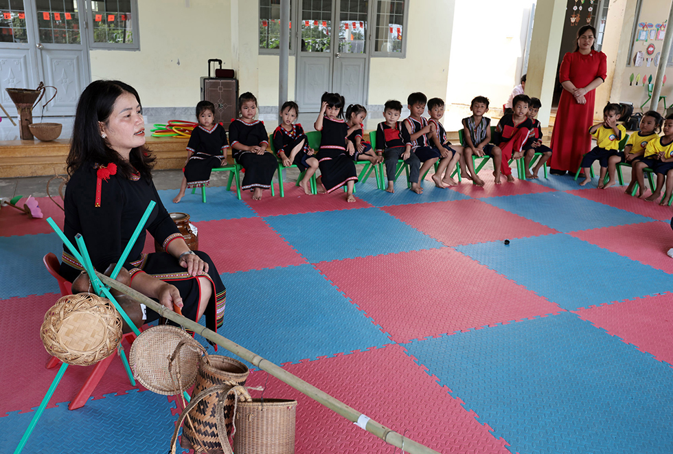 Cô H Met Nie, dân tộc Ê Đê, ở xã Ea Ô được vay vốn chương trình HSSV có hoàn cảnh khó khăn để theo học trường Cao đẳng mẫu giáo