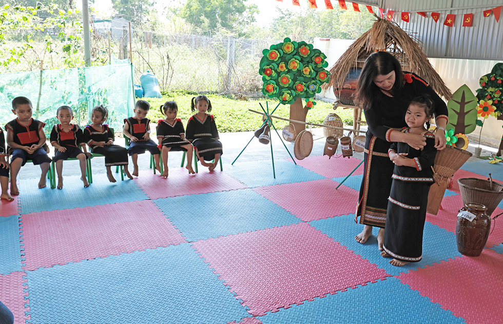 Ra trường có việc làm, cô H Met Nie thỏa nguyện ước mơ dạy dỗ các em nhỏ địa phương