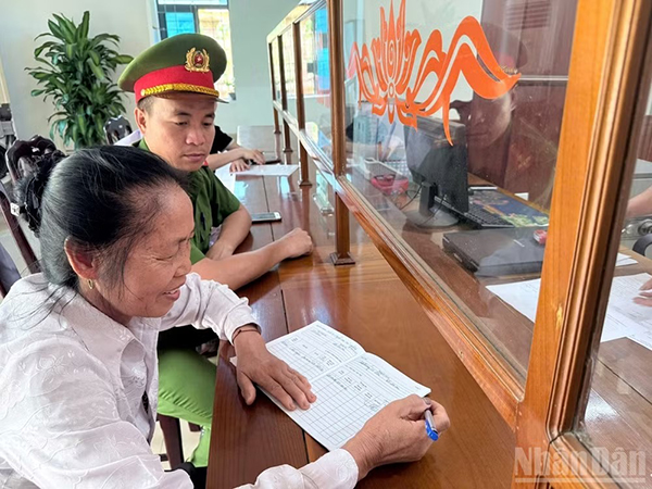 anh-can-bo-cong-an-xa-muong-xen-chung-kien-giai-ngan-von-vay_11zon anh-can-bo-cong-an-xa-muong-xen-chung-kien-giai-ngan-von-vay_11zon