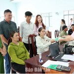 Phòng giao dịch NHCSXH Buôn Đôn giải ngân vốn cho hộ vay là người sau cai nghiện ma túy
