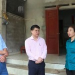Cán bộ xã Yên Trạch và NHCSXH trao đổi với chị Đặng Minh Huệ