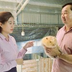 Trại nuôi dúi của anh Đặng Bá Nghĩa (phải) - một trong những mô hình chăn nuôi hiệu quả ở Lao Bảo