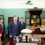Tổng Bí thư Tô Lâm xem các kỷ vật của Bác Hồ tại Di tích Nhà 67, Khu di tích Chủ tịch Hồ Chí Minh trong Phủ Chủ tịch, sáng 16/2/2026 (29 tháng Chạp)
