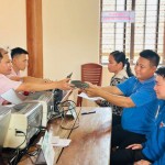 Phòng giao dịch NHCSXH Nghĩa Đàn giải ngân nguồn vốn vay cho mô hình kinh tế của đoàn viên Lương Văn Đức ở xóm Gày, xã Nghĩa Lâm