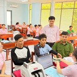 Khách hàng đầu tiên tại phường Lộc Ninh hoàn tất thủ tục nhận nguồn vốn ưu đãi dành cho người sau cai nghiện ma túy