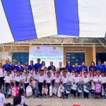 Đại diện hai Chi đoàn trao tặng các suất quà cho các em học sinh có hoàn cảnh khó khăn