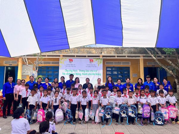 Đại diện hai Chi đoàn trao tặng các suất quà cho các em học sinh có hoàn cảnh khó khăn Đại diện hai Chi đoàn trao tặng các suất quà cho các em học sinh có hoàn cảnh khó khăn