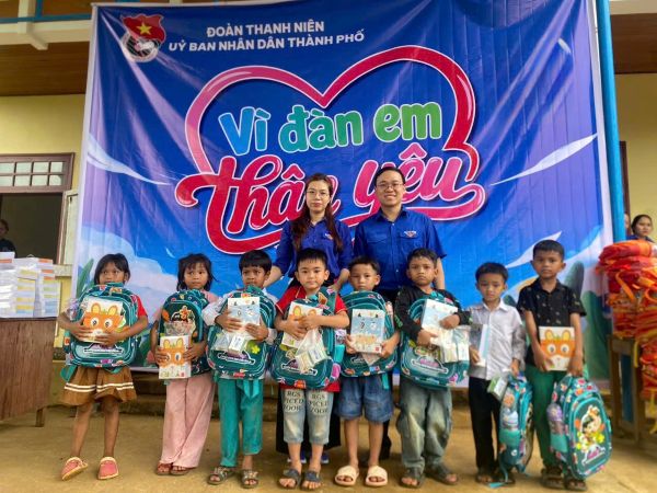 Chương trình thiện nguyện tại Điểm trường thuộc xã Nam Trà My do Chi đoàn NHCSXH TP Đà Nẵng tổ chức Chương trình thiện nguyện tại Điểm trường thuộc xã Nam Trà My do Chi đoàn NHCSXH TP Đà Nẵng tổ chức