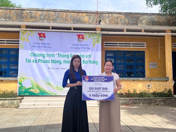 Bí thư Chi đoàn NHCSXH TP Đà Nẵng Nguyễn Thị Tố Trinh trao tặng 120 suất quà với tổng trị giá 9 triệu đồng tại Điểm trường thôn 2, xã Phước Năng Bí thư Chi đoàn NHCSXH TP Đà Nẵng Nguyễn Thị Tố Trinh trao tặng 120 suất quà với tổng trị giá 9 triệu đồng tại Điểm trường thôn 2, xã Phước Năng