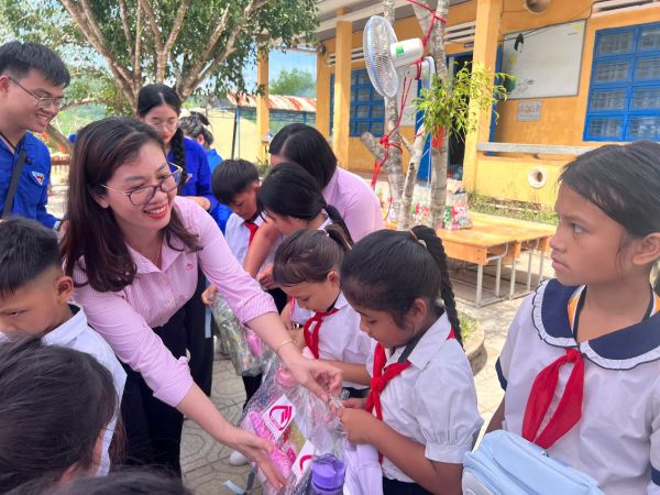 Phó Giám đốc chi nhánh NHCSXH TP Đà Nẵng Lê Thị Kim Anh trao tặng 40 suất quà với tổng trị giá 16 triệu đồng tại Điểm trường thôn 2, xã Phước Năng Phó Giám đốc chi nhánh NHCSXH TP Đà Nẵng Lê Thị Kim Anh trao tặng 40 suất quà với tổng trị giá 16 triệu đồng tại Điểm trường thôn 2, xã Phước Năng